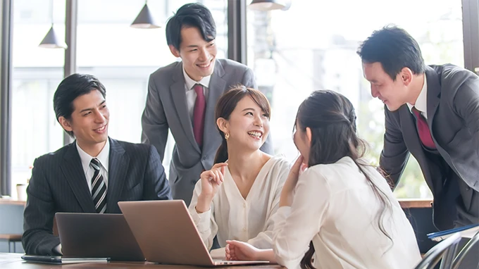 職場で話し合う社会人の写真