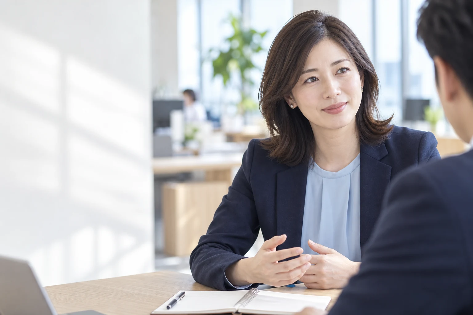 職場で相談し合う様子の生成イメージ
