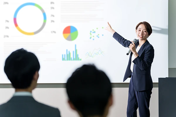 法人研修で説明する講師の写真