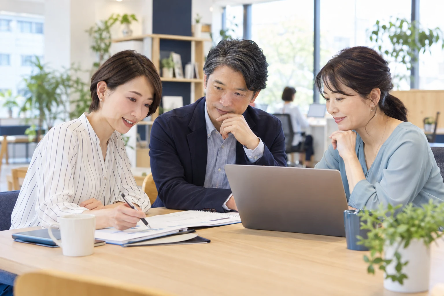 教材を見ながら職場のルールを学ぶ社会人の生成イメージ